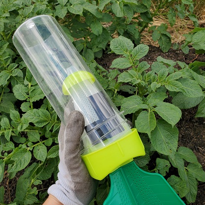 Vissez le bac collecteur du piège à punaises. Insertion du bac collecteur du piège à punaises..