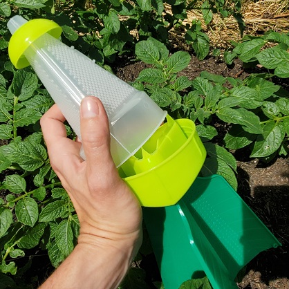 Insérez le cône sur la base qui supporte les ailettes Fixation du cône grillagé sur la base jaune.