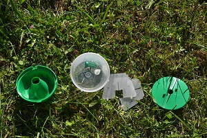 Eléments du piège à phéromone zeuzère du poirier Le piège à phéromone est composé de 7 éléments