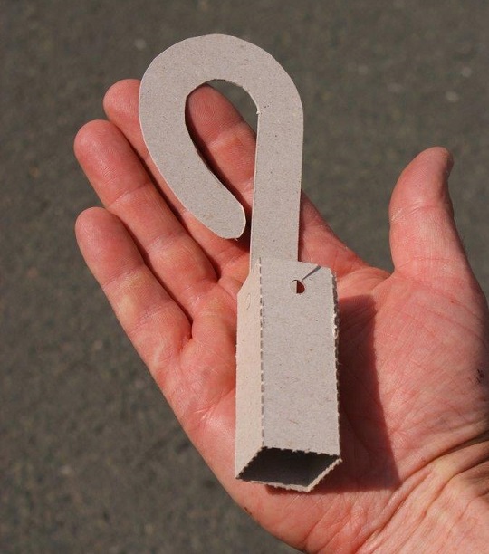 Un tube contient de nombreux œufs de chrysopes et peut être fixé par son crochet directement sur les platanes Les oeufs sont contenus à l'intérieur du tube cartonné.