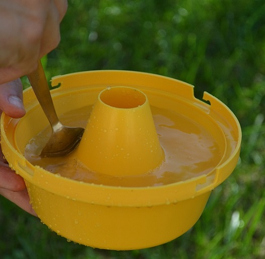 Une cuillère à soupe d'attractif dans un piège assure un mois de capture