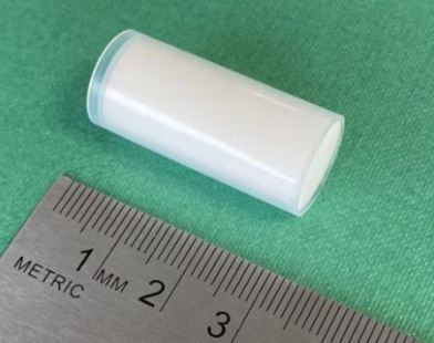 La phéromone contre la mouche de la cerise se présente sous la forme d'un tube plastique 