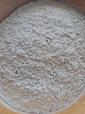 La barrière minérale limite la ponte des mouches des fruits Le talc finement broyé et pulvérisé sur les fruits les protège de la ponte des ceratites