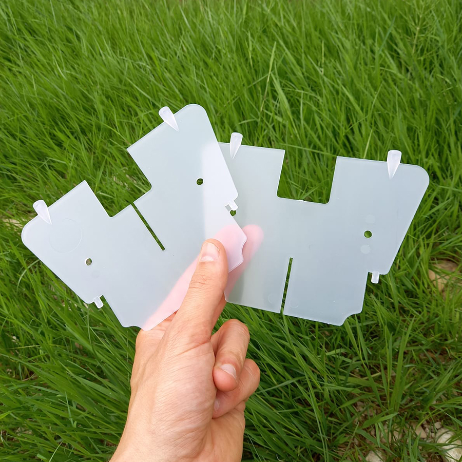 Les ailettes sont à installer entre les ergots et le toit Les ailettes accentuent la capture des gros papillons